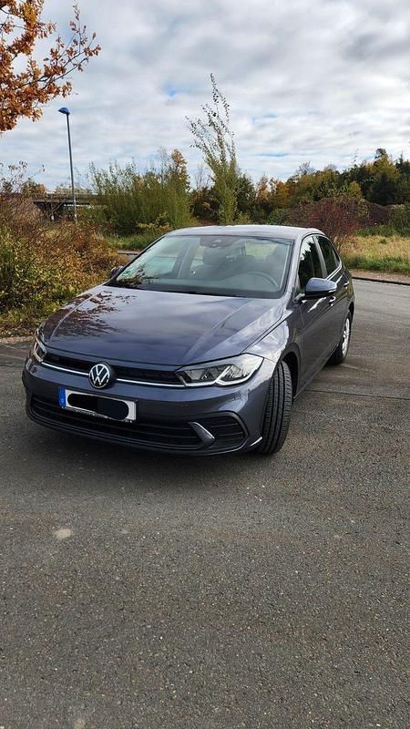 Grau Gebraucht 2023 VW Polo Life Kleinwagen | 19.900 € (Etwas zu teuer) - Bild 1/4