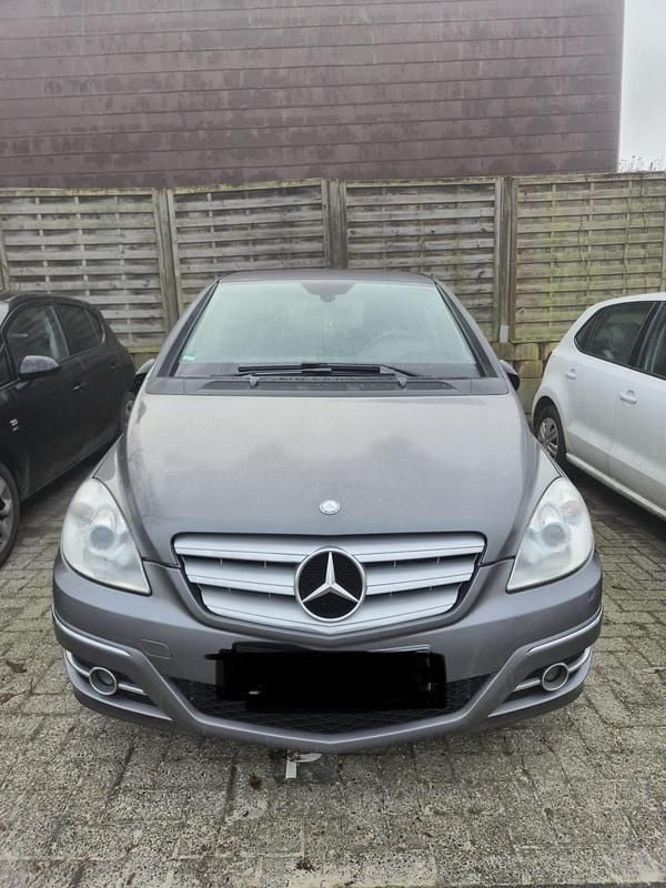 Silber Gebraucht 2009 Mercedes 180 Limousine | 7.400 € (Fairer Preis) - Bild 1/4