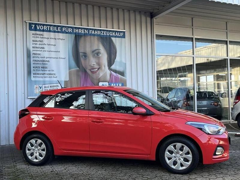 Gebraucht Hyundai i20 Comfort 101 PS (74 kW) 2020 Rot Limousine