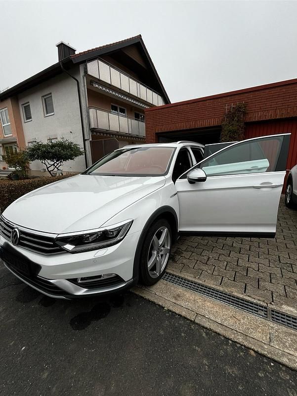 Weiß Gebraucht 2018 VW Passat Alltrack Kombi | 19.499 € (Guter Preis) - Bild 1/4