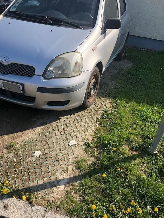 Usado Toyota Yaris 65 HP (47 kW) 2003 Prateado Sedan