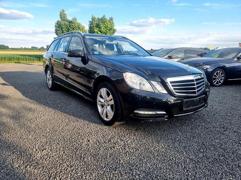 Obsidianschwarz metalliclack Gebraucht 2013 Mercedes E200 Avantgarde Kombi | 13.800 € (Fairer Preis) - Bild 1/4