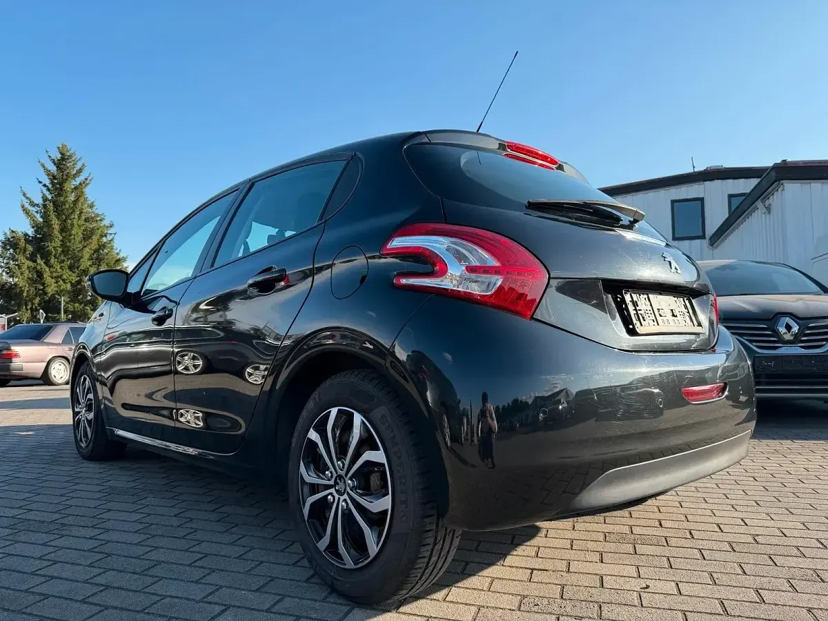 Gebraucht Peugeot 208 95 PS (69 kW) 2012 Schwarz Kleinwagen