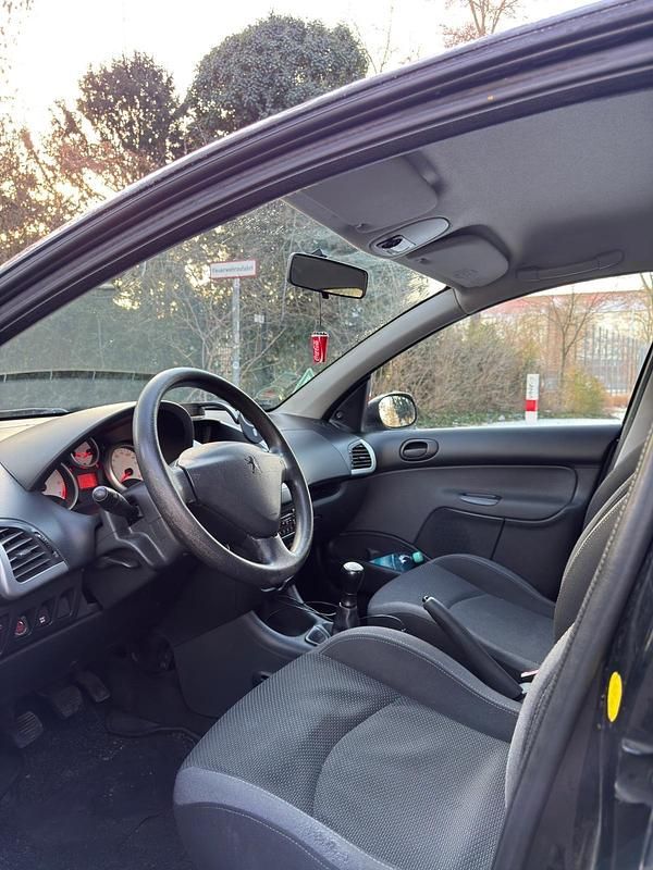 Gebraucht Peugeot 206+ 74 PS (54 kW) 2011 Schwarz Kleinwagen