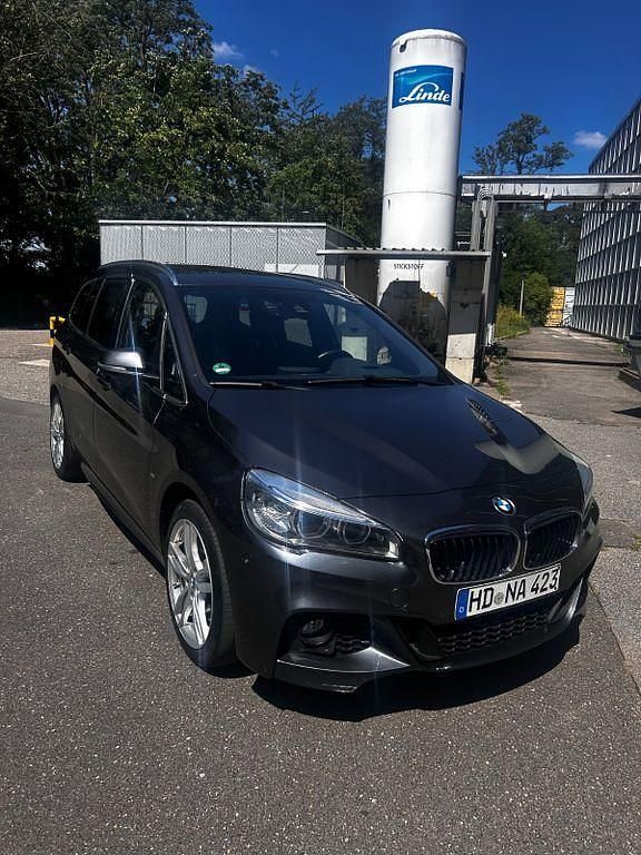 Grau Gebraucht 2017 BMW 220 Gran Tourer M Sport Van / Kleinbus | 13.750 € (Fairer Preis) - Bild 1/4