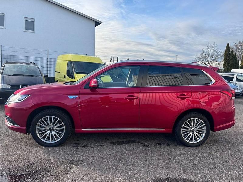 Gebraucht Mitsubishi Outlander P-HEV Basis 135 PS (99 kW) 2020 Rot SUV
