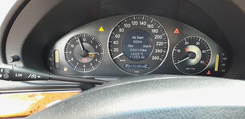 Schwarz Gebraucht 2006 Mercedes E200 Elegance Limousine | 3.100 € (Fairer Preis) - Bild 1/4