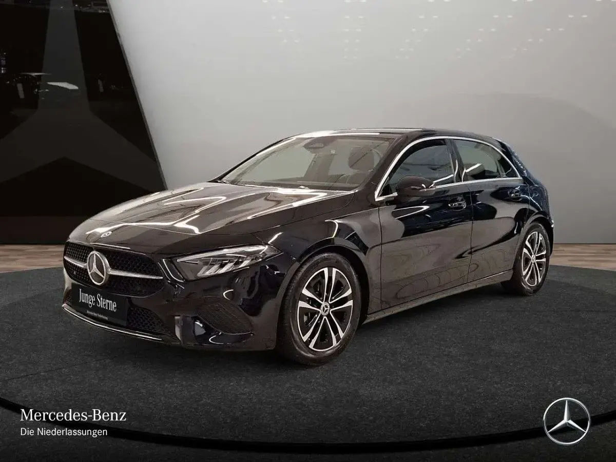 Gebraucht Mercedes A200 Advanced 163 PS (119 kW) 2024 Schwarz Limousine