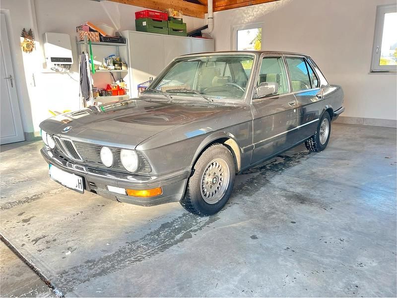 Grau Gebraucht 1984 BMW 528 Limousine | 15.500 € - Bild 1/4