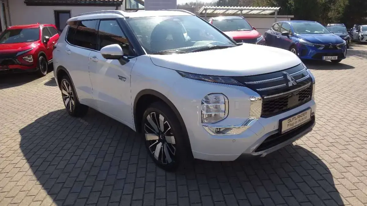 Gebraucht Mitsubishi Outlander P-HEV Top 306 PS (225 kW) 2025 Titanweiß SUV