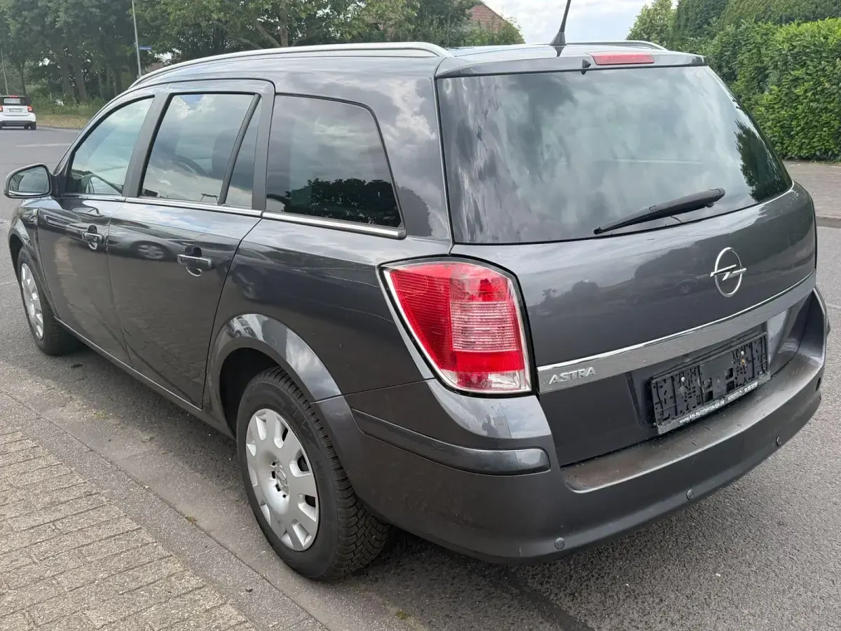 Gebraucht Opel Astra Edition 116 PS (85 kW) 2010 Grau Kombi
