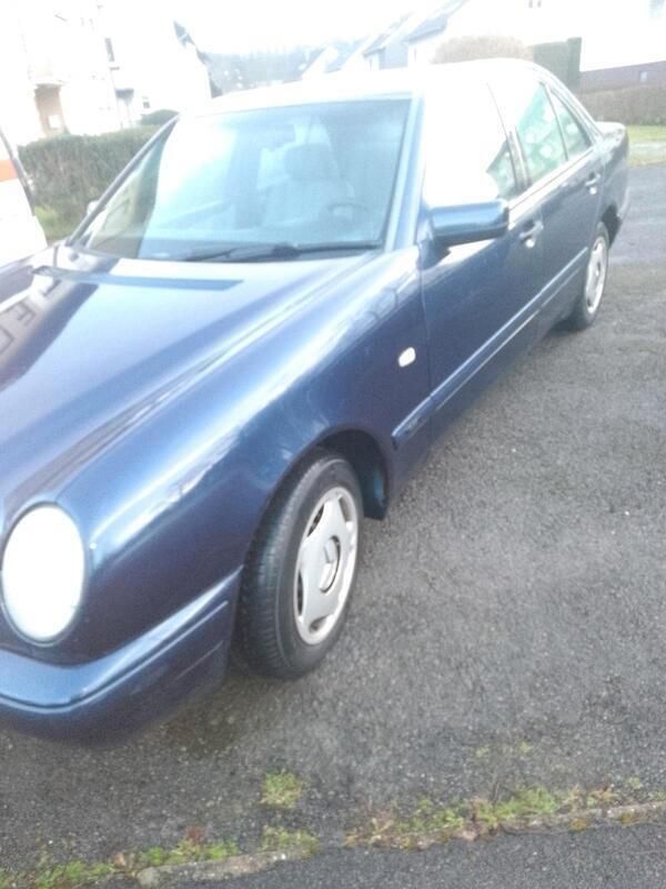 Blau Gebraucht 1996 Mercedes E200 Limousine | 2.598 € (Guter Preis) - Bild 1/4