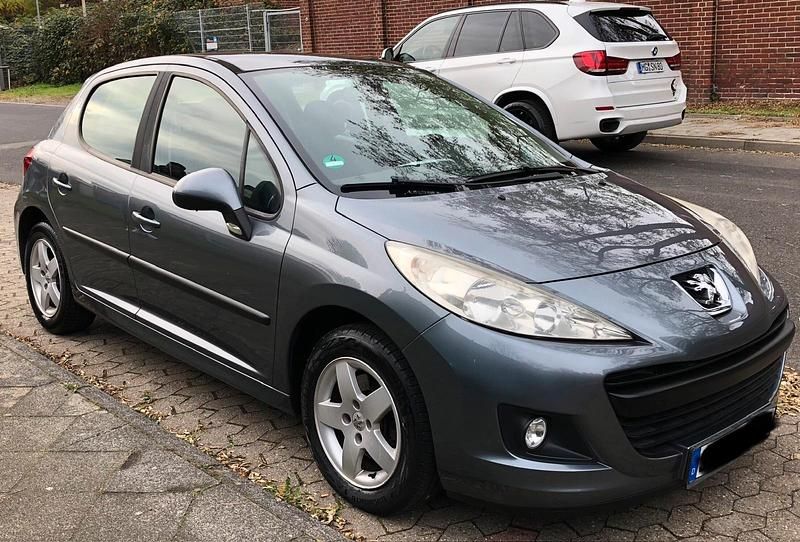 Grau Gebraucht 2010 Peugeot 207 Limousine | 2.350 € (Fairer Preis) - Bild 1/4