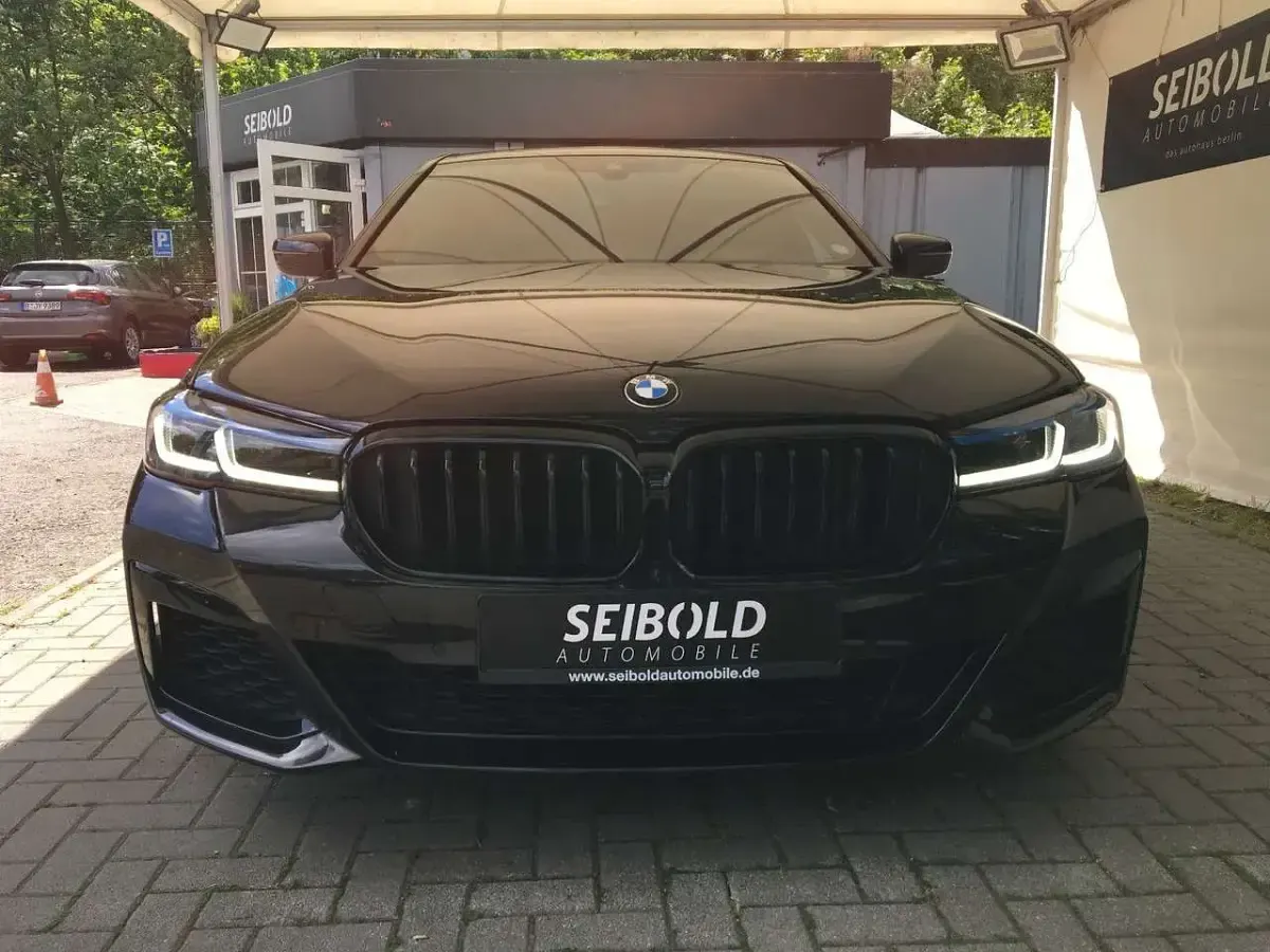 Gebraucht BMW 550 530 PS (389 kW) 2021 Schwarz Limousine