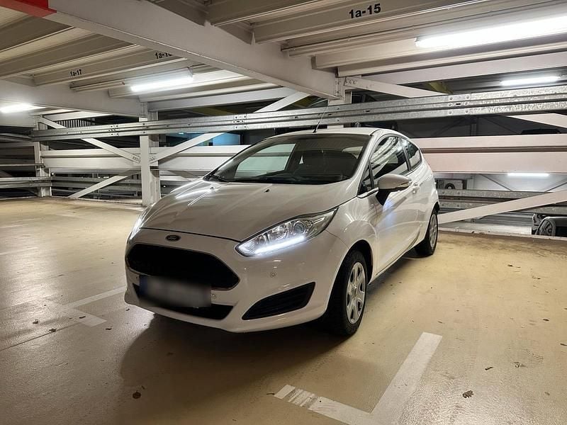 Weiß Gebraucht 2017 Ford Fiesta Kleinwagen | 3.700 € (Superpreis) - Bild 1/4