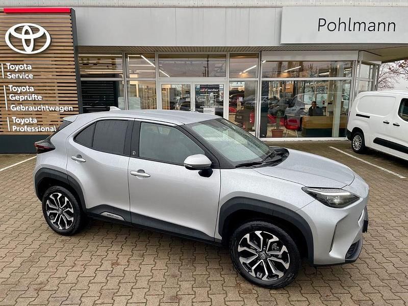 Silber Gebraucht 2021 Toyota Yaris Cross Team SUV | 23.730 € (Fairer Preis) - Bild 1/4