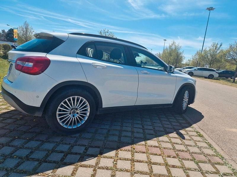 Gebraucht Mercedes GLA200 136 PS (100 kW) 2019 Weiß SUV
