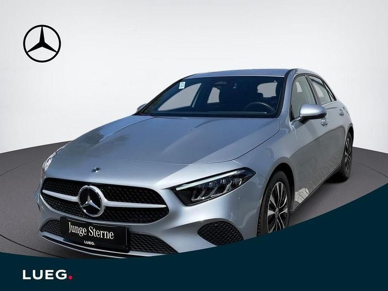 Gebraucht Mercedes A180 116 PS (85 kW) 2024 Silber Limousine