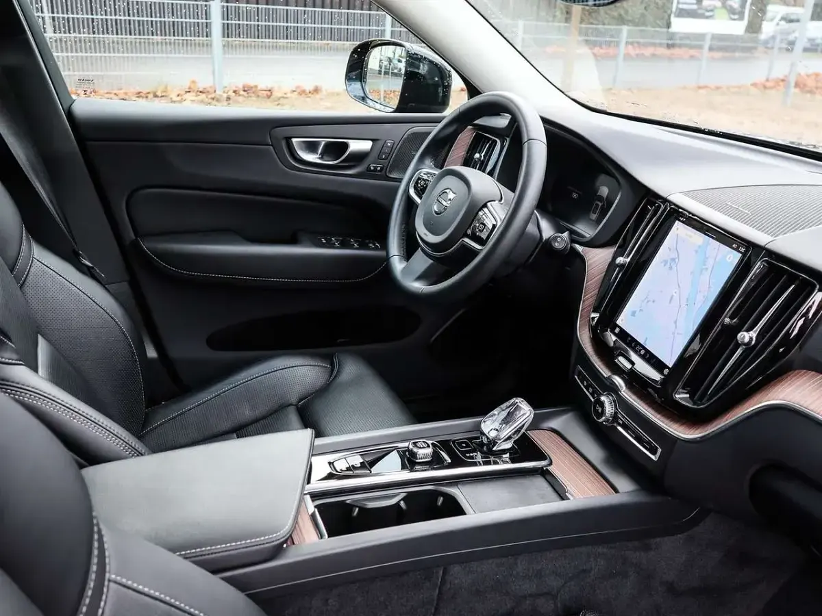 Gebraucht Volvo XC60 Plus 253 PS (186 kW) 2023 Grau SUV