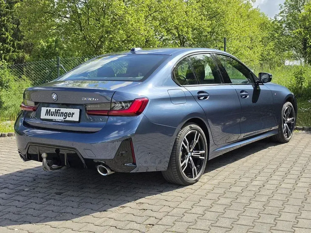 Gebraucht BMW 330e M Sport 292 PS (214 kW) 2025 Arctic race blue Limousine