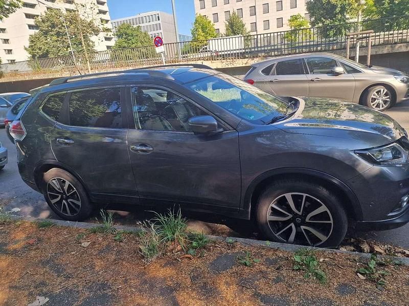 Grau Gebraucht 2015 Nissan X-Trail Tekna SUV | 11.900 € (Fairer Preis) - Bild 1/4