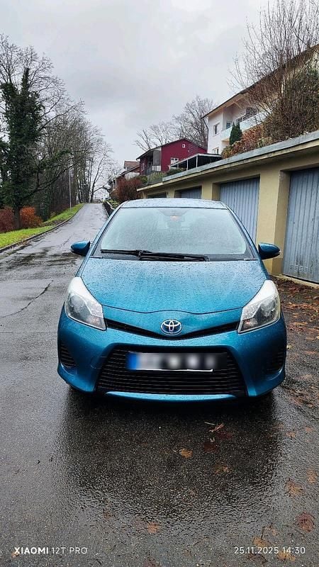 Blau Gebraucht 2013 Toyota Yaris Hybrid Kleinwagen | 7.600 € (Etwas zu teuer) - Bild 1/4