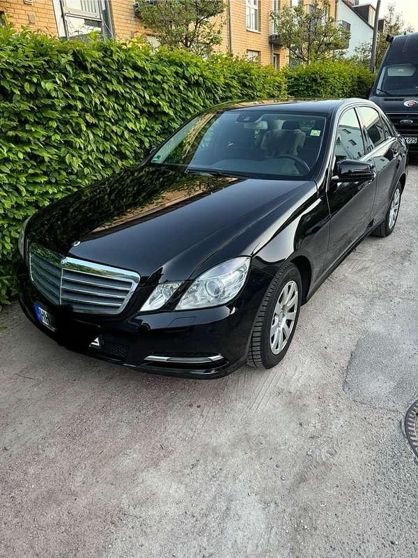 Schwarz Gebraucht 2012 Mercedes E220 Limousine | 11.300 € (Teuer) - Bild 1/4