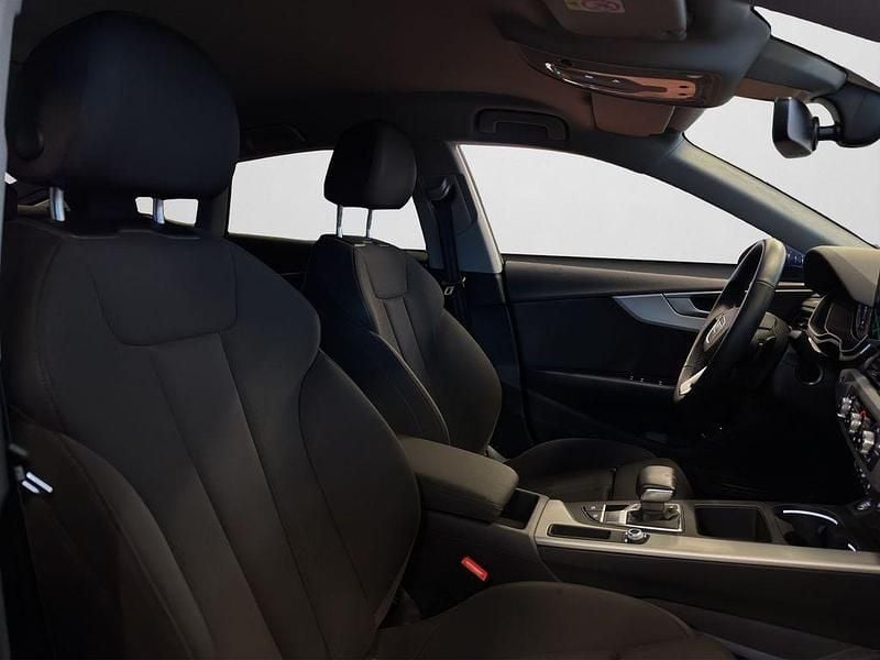 Gebraucht Audi A5 Sportback Ambiente 163 PS (119 kW) 2024 Ascariblau metallic (metallic) Kleinwagen