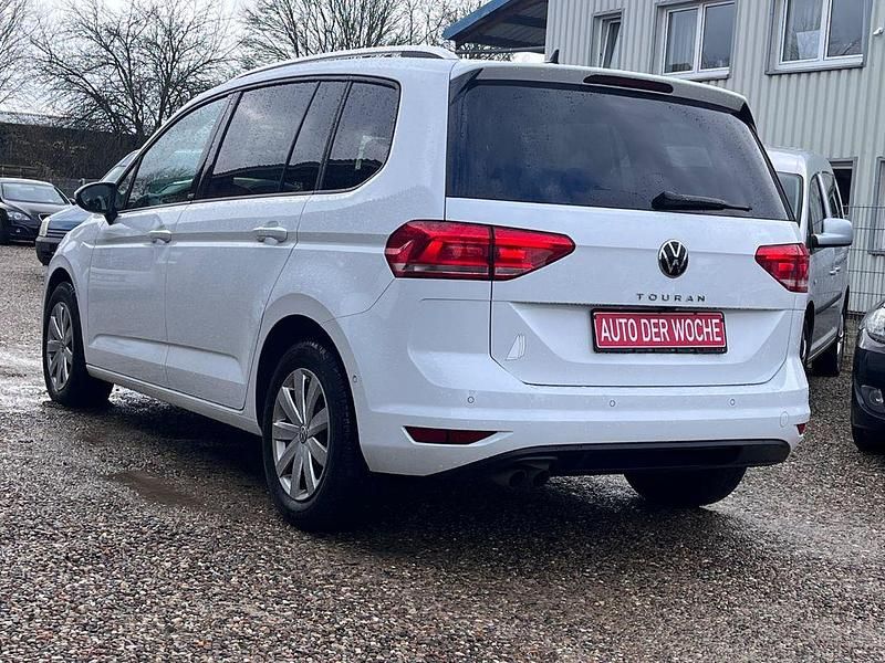 Gebraucht VW Touran Active 150 PS (110 kW) 2022 Weiß Van / Kleinbus