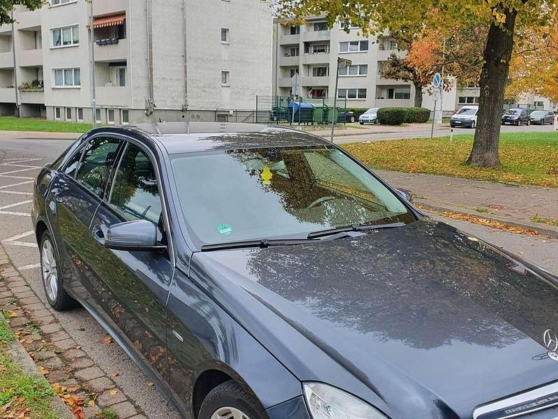 Grau Gebraucht 2009 Mercedes E220 Limousine | 8.500 € (Fairer Preis) - Bild 1/4