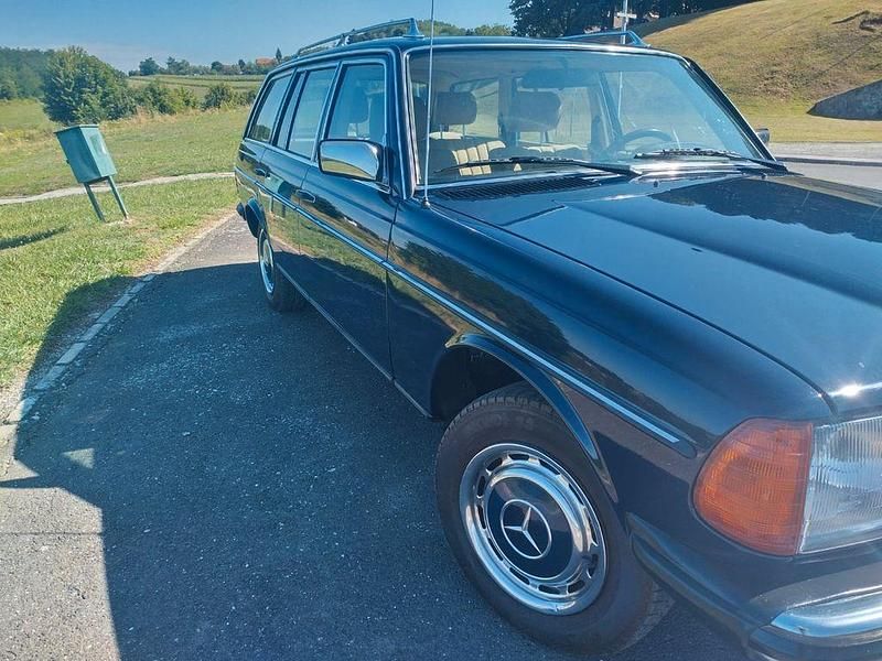 Gebraucht Mercedes 300 88 PS (64 kW) 1981 Blau Limousine