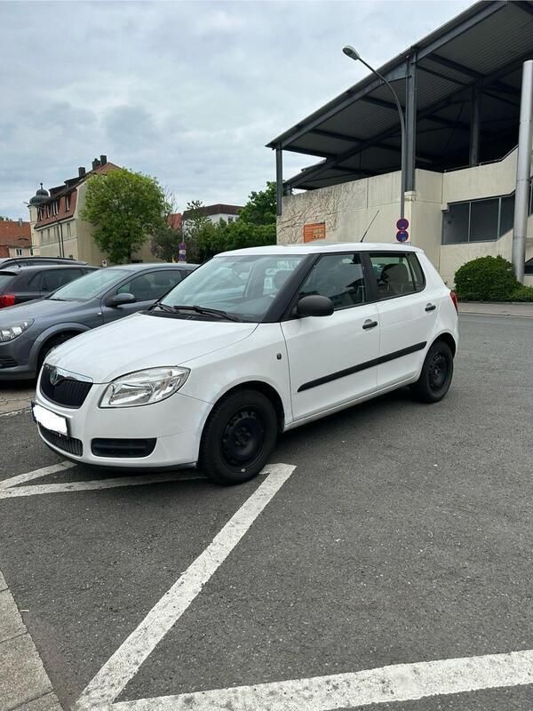 Weiß Gebraucht 2009 Skoda Fabia Kleinwagen | 1.950 € (Guter Preis) - Bild 1/4