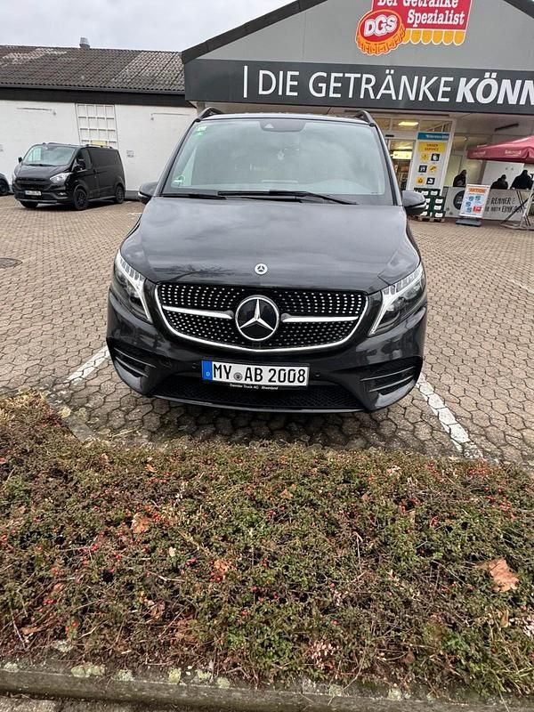 Grau Gebraucht 2023 Mercedes V300 Van / Kleinbus | 50.500 € (Guter Preis) - Bild 1/4