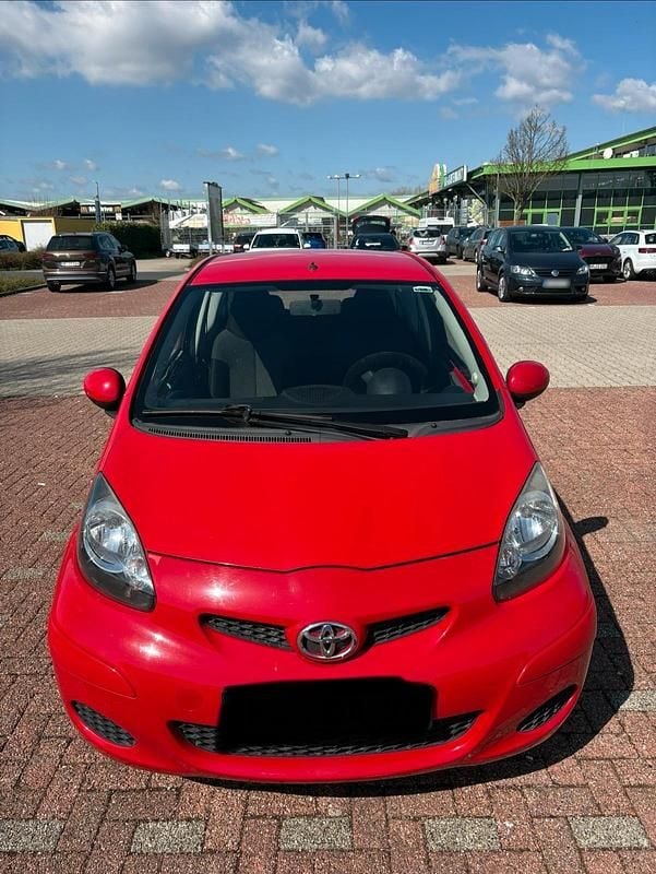 Gebraucht Toyota Aygo 68 PS (50 kW) 2009 Rot Kleinwagen
