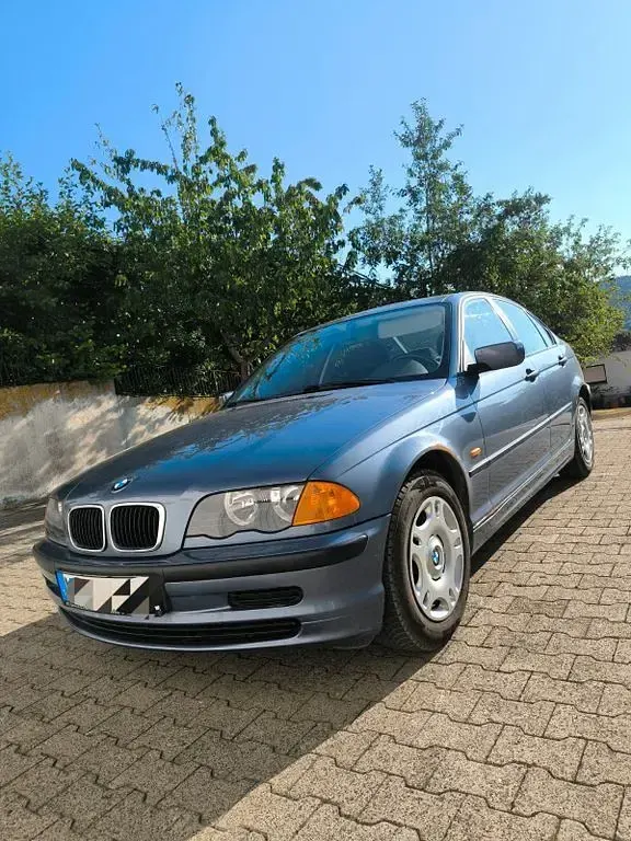 Gebraucht BMW 318 Basis 118 PS (86 kW) 1999 Blau Limousine