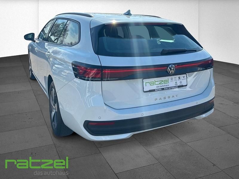 Gebraucht VW Passat Basis 150 PS (110 kW) 2025 Weiß Kombi