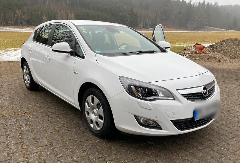 Gebraucht Opel Astra 116 PS (85 kW) 2011 Weiß Kleinwagen