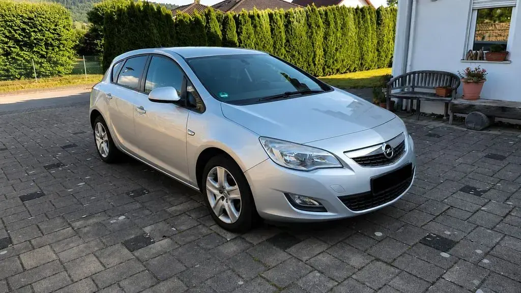 Gebraucht Opel Astra Edition 101 PS (74 kW) 2012 Silber Limousine
