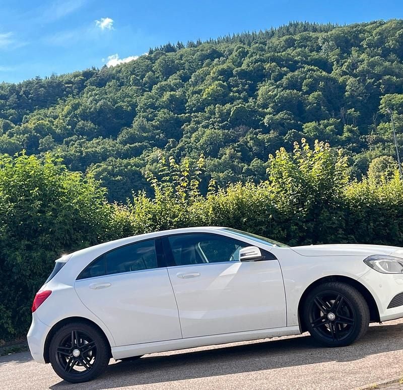 Weiß Gebraucht 2014 Mercedes A180 Urban Limousine | 13.300 € (Fairer Preis) - Bild 1/4