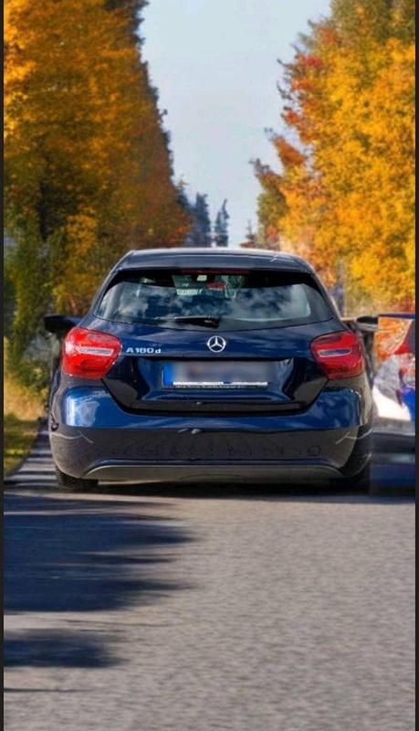 Blau Gebraucht 2018 Mercedes A180 Kleinwagen | 16.850 € (Superpreis) - Bild 1/4