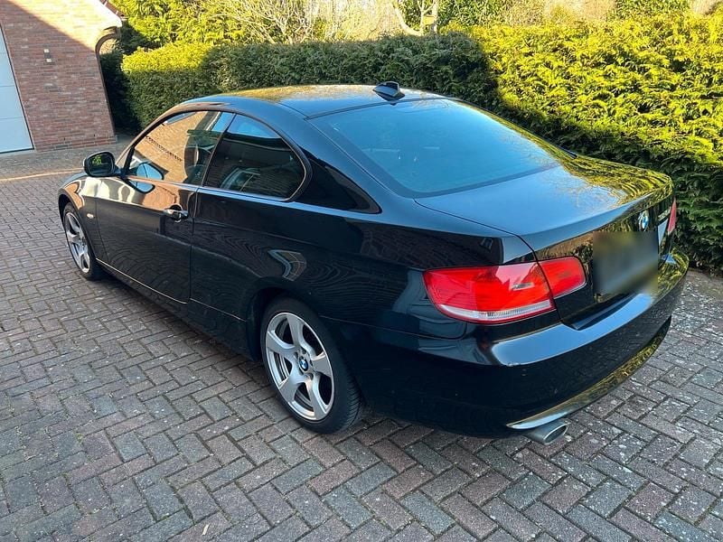 Gebraucht BMW 320 177 PS (130 kW) 2009 Schwarz Coupé