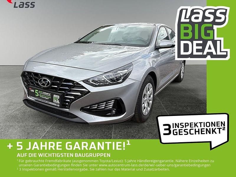 Shimmering silver / met Gebraucht 2024 Hyundai i30 Select Limousine | 17.980 € (Guter Preis) - Bild 1/4