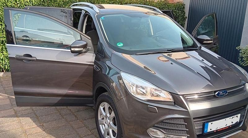 Gebraucht Ford Kuga Trend 150 PS (110 kW) 2015 Grau SUV