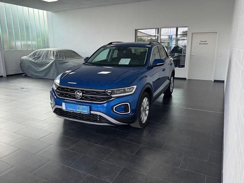 Ravennablau Gebraucht 2024 VW T-Roc Life SUV | 26.150 € (Guter Preis) - Bild 1/4