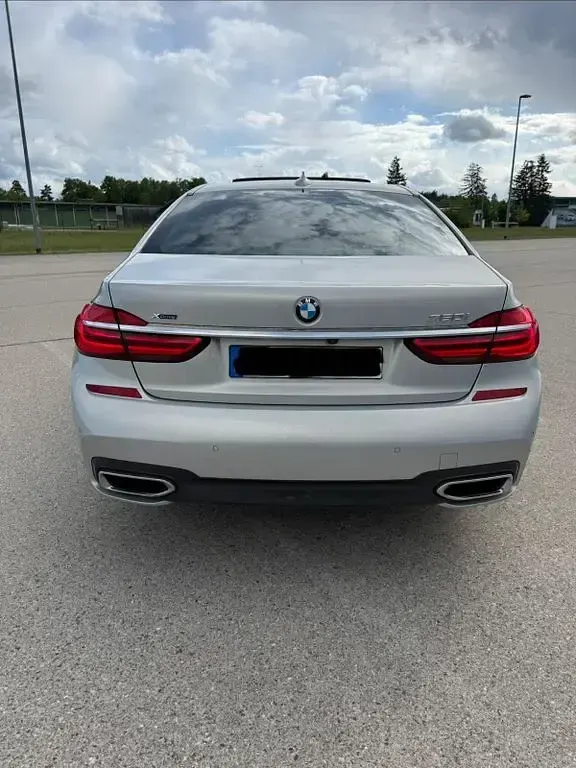 Gebraucht BMW 750 Performance 449 PS (330 kW) 2016 Silber Limousine