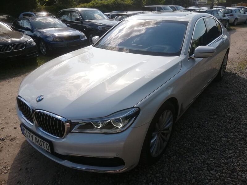 Weiß Gebraucht 2017 BMW 750L Limousine | 29.970 € (Fairer Preis) - Bild 1/4