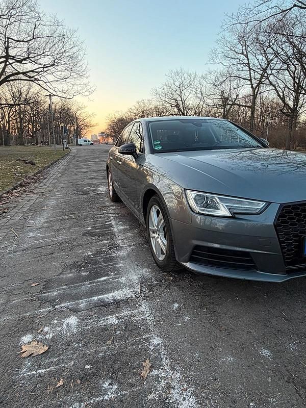 Gebraucht Audi A4 130 PS (95 kW) 2019 Grau Limousine