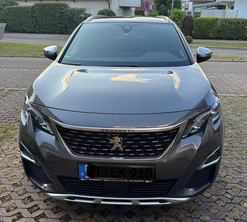 Grau Gebraucht 2017 Peugeot 5008 GT Van / Kleinbus | 15.000 € (Teuer) - Bild 1/4