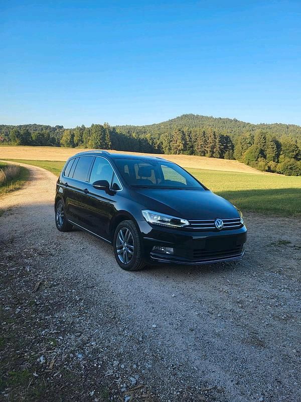 Schwarz Gebraucht 2016 VW Touran Van / Kleinbus | 14.900 € (Fairer Preis) - Bild 1/4