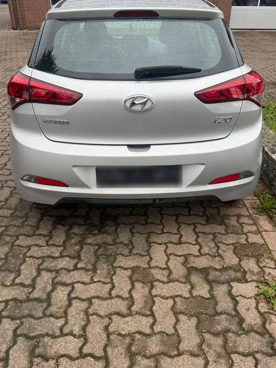 Gebraucht Hyundai i20 75 PS (55 kW) 2017 Silber Kleinwagen